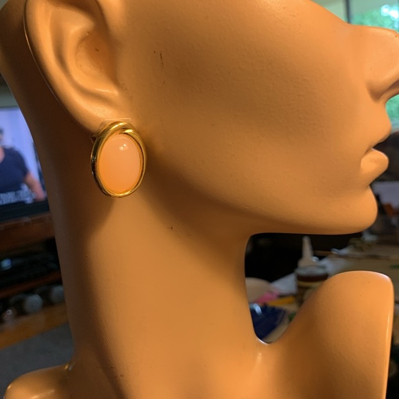 80’s TRIFARI PALE PASTEL PINK CABOCHON CLIP ON EARRINGS - Picture 2 of 11